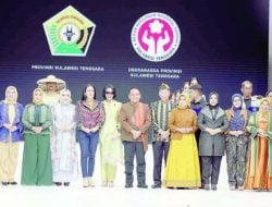 Tenunan Sultra Kembali Berkibar di Indonesia Fashion Week