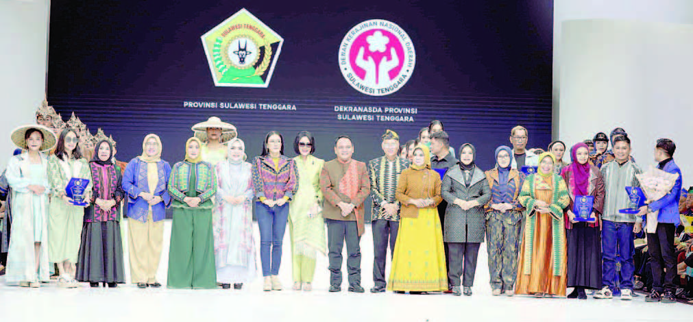 Pj Gubernur Sultra, Andap Budhi Revianto, bersama pengurus Dekranasda Sultra dan model yang mengenakan tenun khas Sultra di IFW.