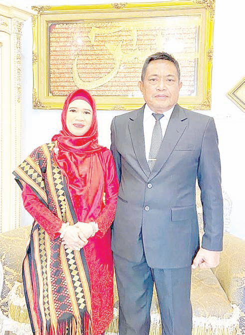 Hj. Rosmaladewi Maiseng bersama Suami, Dr. H. Pahri Yamsul.