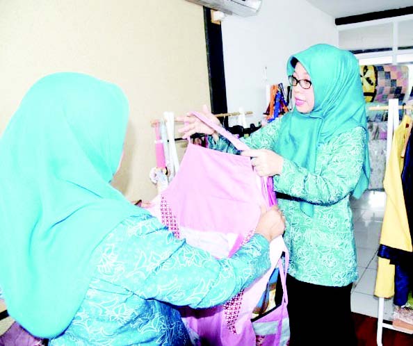 Irma Ridwansyah Taridala saat berkunjung di Kampung Perca yang merupakan pusat kerajinan di Kota Bogor.