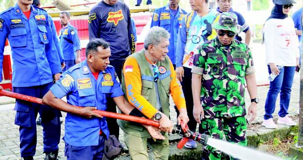 Pj Wali Kota Kendari, Muhammad Yusup turun langsung membersihkan drainase yang tersumbat akibat sedimen lumpur dan sampah di Kawasan Eks MTQ.