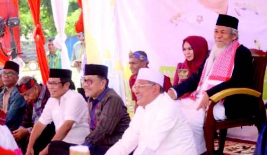 Pj Wali Kota Kendari, Muhammad Yusup mendampingi para tokoh Sultra dalam acara Halal Bihalal. Tokoh Sultra yang hadir diantaranya Nur Alam dan Ridwan Bae.