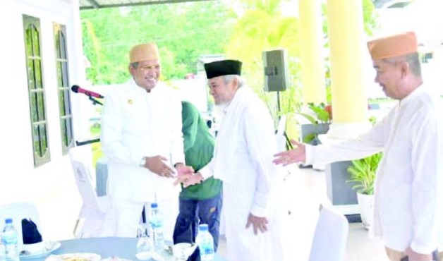 Pj Wali Kota Kendari, Muhammad Yusup menjamu para tokoh adat yang menghadiri acara halal bihalal di Lapangan Benubenua Kendari.