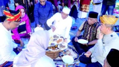 Pj Wali Kota Kendari, Muhammad
Yusup memimpin acara Halal
Bihalal yang digelar di Lapangan
Benu-benua.