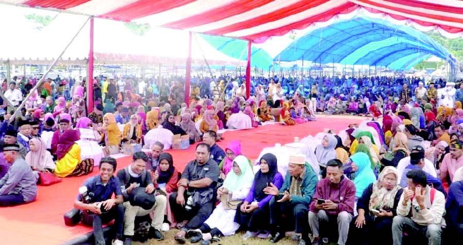 Masyarakat Kota Kendari tumpah ruah di Lapangan Benua-benua. Mereka menghadiri acara Halal Bihalal yang digelar Pemkot Kendari.