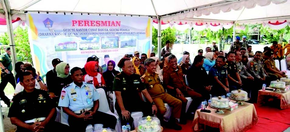 Pj Wali Kota Kendari, Muhammad Yusup bersama Forkopimda menghadiri peresmian Gedung Kantor Camat Baruga.