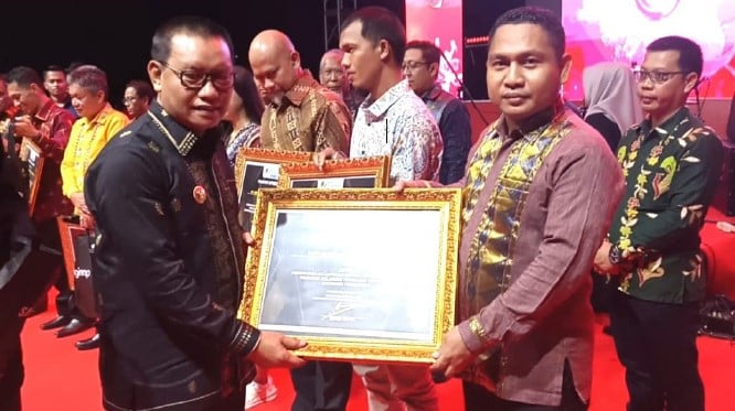 Wakil Rektor III UNM, Totok Surianto S,SKM.,MH.Kes,saat menerima penghargaan dari BPJS Ketenagakerjaan, dalam malam ramah taman dan pembukaan Halo Sultra, Sabtu (27/4/2024).