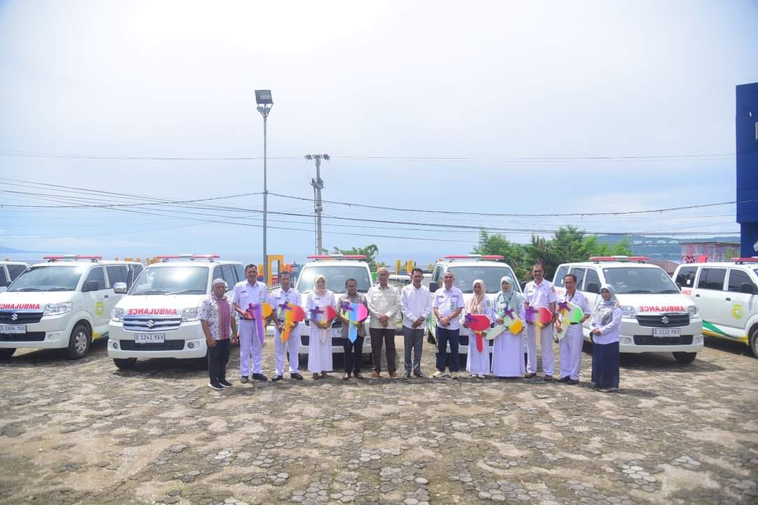 Pj Bupati Buton Mustari (tengah) saat menyerahkan kendaraan operasional untuk Puskesmas demi peningkatan jangkauan pelayanan kesehata kepada masyarakat Kabupaten Buton. (ERLIN IPO / KENDARI POS)