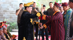 Pj Gubernur Sultra Andap Budhi Revianto (kiri) menerima tongkat kehormatan dalam prosesi penganugerahan gelar adat Kolakino Liwu Pancana dari Lembaga Adat Buton Tengah (Buteng), Jumat (19/4/2024). (BIRO ADPIM PEMPROV SULTRA)