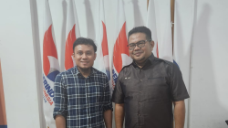 Ketua DPW Partai Perindo Sultra Afdal (kiri) menerima kunjungan silaturahmi Bakal Calon (bacalon) Bupati Buton Arimusdi (kanan) di Kantor DPW Partai Perindo Provinsi Sultra, baru-baru ini. (IST)