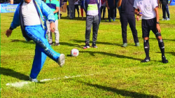 PEKAN OLAHRAGA : Sekprov Sultra Asrun Lio (kiri) menendang bola pertanda dimulainya pertandingan futsal di pelataran kantor Sekprov Sultra kemarin. (RAHMA SAFITRI/KENDARI POS)