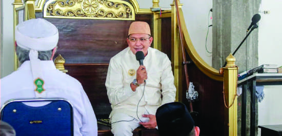 HALAL BIHALAL : Pj Wali Kota Kendari Muhammad Yusup saat berdiskusi dengan beberapa ulama beberapa waktu lalu. (AGUS SETIAWAN/KENDARI POS)