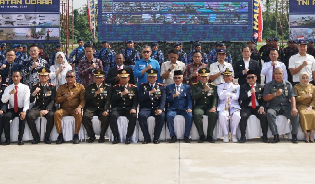 Lanud Haluoleo (HLO) memperingati HUT ke-78 TNI AU yang dihadiri kepala daerah dan pejabat Forkopimda, Senin (22/4/2024). Duduk : Danlanud HLO Kolonel Pnb Lilik Eko Susanto (6 dari kiri), Sekda Sultra Asrun Lio (6 dari kanan), Pj Bupati Konawe Harmin Ramba (3 dari kanan) dan Pj Wali Kota Kendari Muh Yusup (3 dari kiri). Berdiri : Direktur Kendari Pos Irwan Zainuddin (6 dari kiri). (MUH.ABDI ASMAUL AMRIN / KENDARI POS)