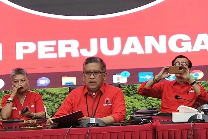 Sekretaris Jenderal DPP PDIP Hasto Kristiyanto (tengah) di kantor DPP PDIP, Jalan Diponegoro, Jakarta Pusat, Senin (22/4/2024). (Ridwan/JawaPos.com)