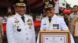 Pj Bupati Konawe Harmin Ramba (kanan) dan Mendagri Tito Karnavian (kiri) usai menerima penghargaan daerah berkinerja tinggi di Kota Surabaya dalam peringatan Hari Otoda, Kamis (25/4/2024). (IST)