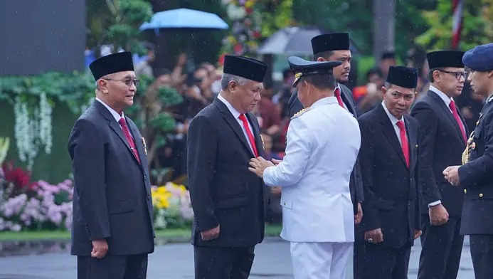 Mantan Bupati Konawe Kery Saiful Konggoasa (2 dari kiri) mendapat tanda kehormatan Satyalancana Karya Bhakti Praja Nugraha dari Presiden Jokowi yang diserahkan Mendagri Tito Karnavian dalam upacara peringatan Hari Otoda ke-XXVIII di Kota Surabaya, Kamis (25/4/2024). (IST)