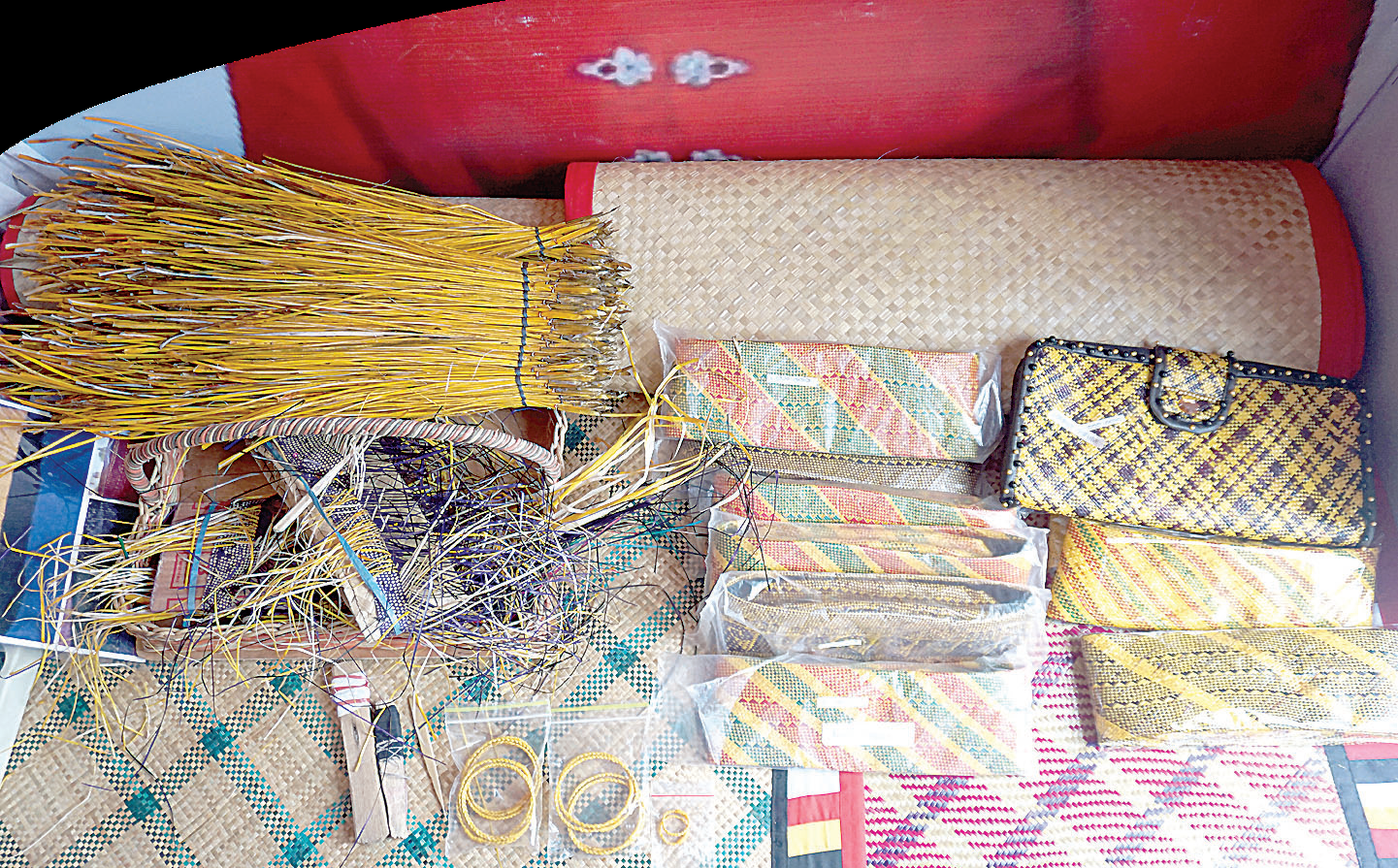 Prodak unggulan dari Kabupaten Konawe memamerkan kerajinan tangan dibuat dari Agrek hutan atau Sorume.