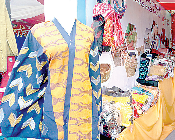 
Produkunggulan dari Kabupaten Muna memiliki dres berbahan tenun dengan motif Sayap.