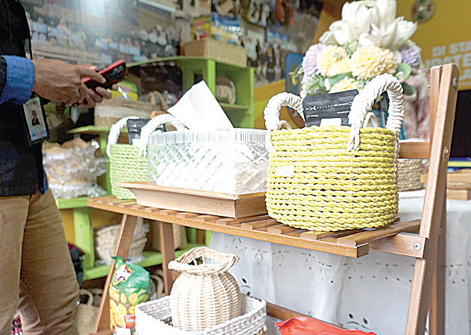 Produk unggulan dari Kabupaten Konawe Selatan memamerkan hasil kerajinan tangan.