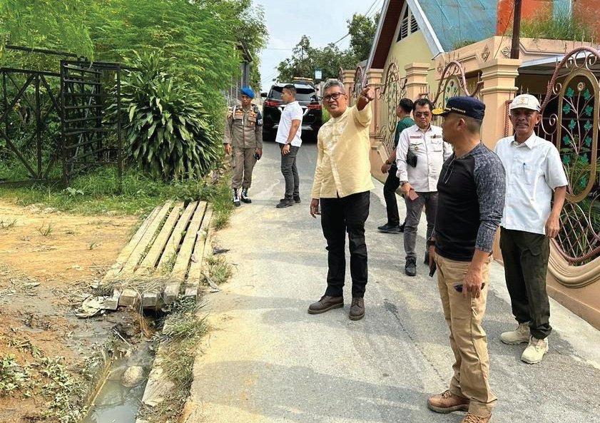 Pj Wali Kota Kendari, Muhammad Yusup meninjau lokasi pemasangan lampu jalan
di Kawasan Mekar.
