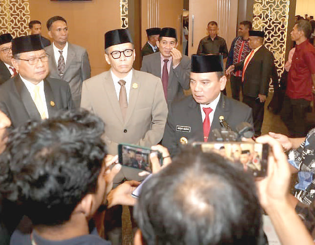 PJ Gubernur Sultra Andap Budhi Revianto jumpa pers dengan awak media usai rapat paripurna DPRD HUT ke 60 Sultra