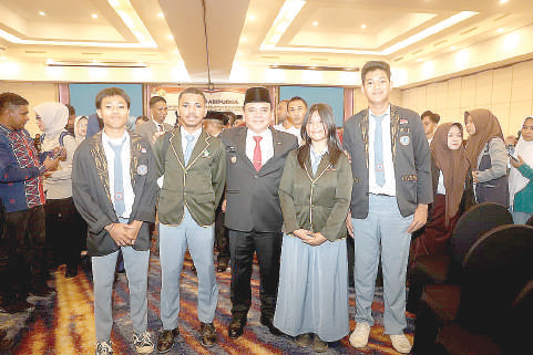PJ Gubernur Sultra Andap Budhi Revianto berfoto bersama para pelajar