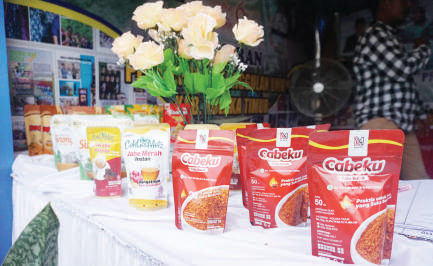 Sejumlah produk kuliner dari UMKM lokal yang di pamerkan dalam Halo Sultra 2024
