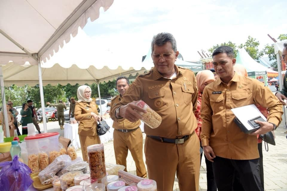 Pj Wali Kota Kendari, Muhammad Yusup (2 dari kanan) memantau pelaksanaan Gerakan Pangan Murah (GPM) di Balai Kota Kendari dalam rangka pengendalian inflasi, Selasa (2/4/2024). (AGUS SETIAWAN / KENDARI POS)