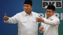Prabowo Subianto (kiri) berdiri bersama Ketua Umum Partai Kebangkitan Bangsa (PKB) Muhaimin Iskandar (kanan) usai melakukan pertemuan di Kantor DPP PKB, Jakarta, Rabu (24/4/2024). (jawapos.com)