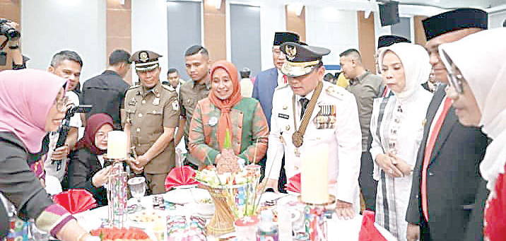 Pj Gubernur Sultra, Andap Budhi Revianto (seragam warna putih) di dampingi Pj Ketua TP PKK Sultra, Wa Ode Munanah Asrun Lio (kebaya putih) mengunjungi setiap peserta yang menampilkan karya kuliner khas unggulan daerah pada momentum perayaan HUT ke-60 Sultra, Sabtu (27/4/2024).