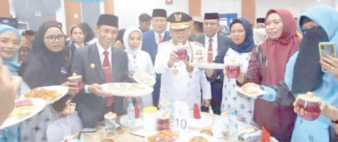 Pj Gubernur Sultra, Andap Budhi Revianto (seragam warna putih) di dampingi Pj Ketua TP PKK Sultra, Wa Ode Munanah Asrun Lio (kebaya putih) mengunjungi setiap peserta yang menampilkan karya kuliner khas unggulan daerah pada momentum perayaan HUT ke-60 Sultra, Sabtu (27/4/2024).