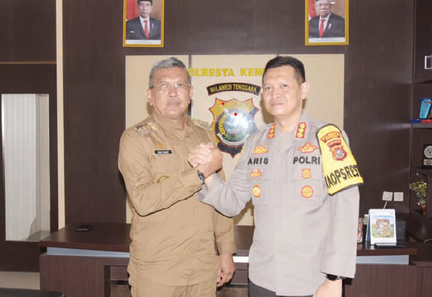 Pj Wali Kota Kendari, Muhammad Yusup (kiri) bersama Kapolresta Kendari, Kombes Pol Aris Tri Yunarko (kanan) sempatkan foto bersama usai berdiskusi membahas kamtibmas di Kota Lulo.