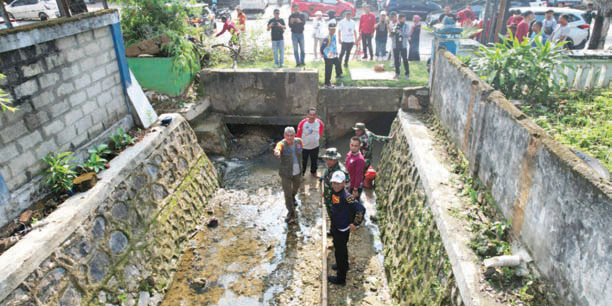 Pj Wali Kota Kendari, Muhammad Yusup memimpin langsung pembersihan beberapa saluran air di Kota Lulo.