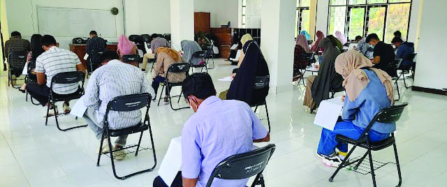 Suasana pelaksanaan TOEFL di UPT Bahasa UHO. (EWIN ENDANG SAHPUTRI/KENDARI POS)