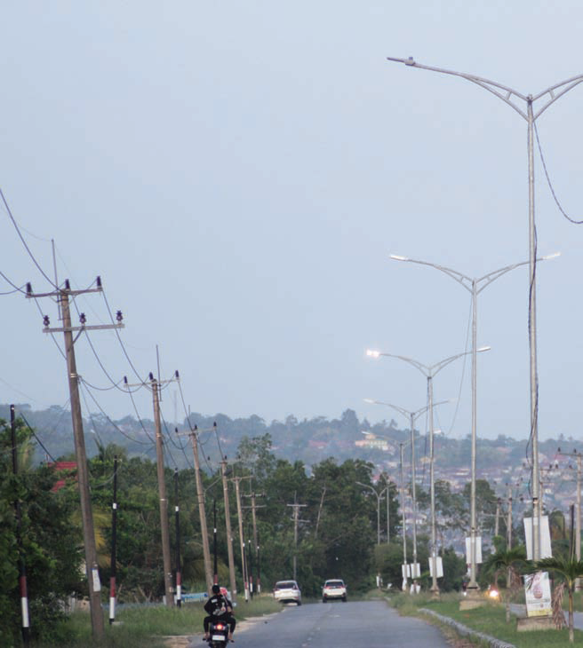 LAMPU JALAN : Pemerintah Kota (Pemkot) Kendari telah mengalokasikan anggaran sebesar Rp 4 miliar untuk menerangi jalan di Kota Kendari. Tahun ini, pemerintah menargetkan memasang 2 ribu lampu. (MUHAMMAD ABDI ASMAUL AMRIN/KENDARI POS)