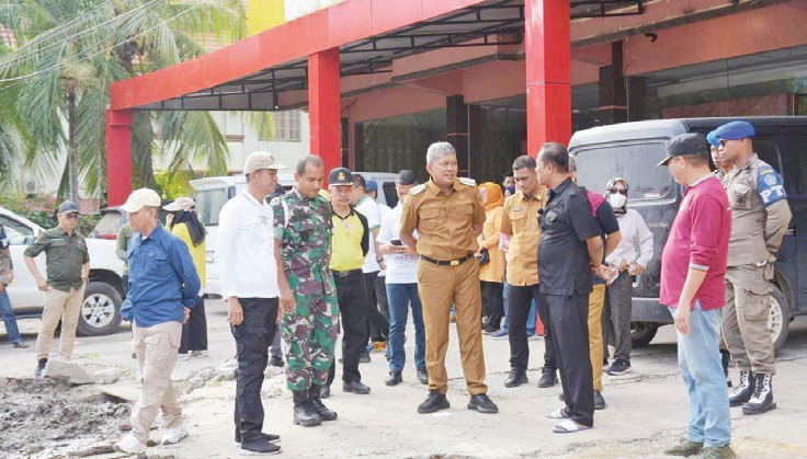 Pj Wali Kota Kendari, Muhammad Yusup menemui salah satu pelaku usaha. Ia meminta pengusaha memperhatikan kondisi lingkungan di sekitarnya.