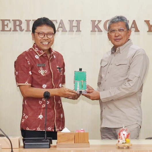 Pj Wali Kota Kendari, Muhammad Yusup (kanan) menerima cenderamata dari Pj Wali Kota Yogyakarta, Singgih Raharja (kiri) usai kanker beberapa waktu lalu.