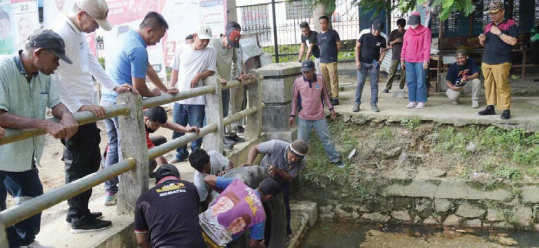 ASN Pemkot Kendari dibantu warga sekitar melaksanakan pembersihan drainase di Kawasan Eks MTQ.