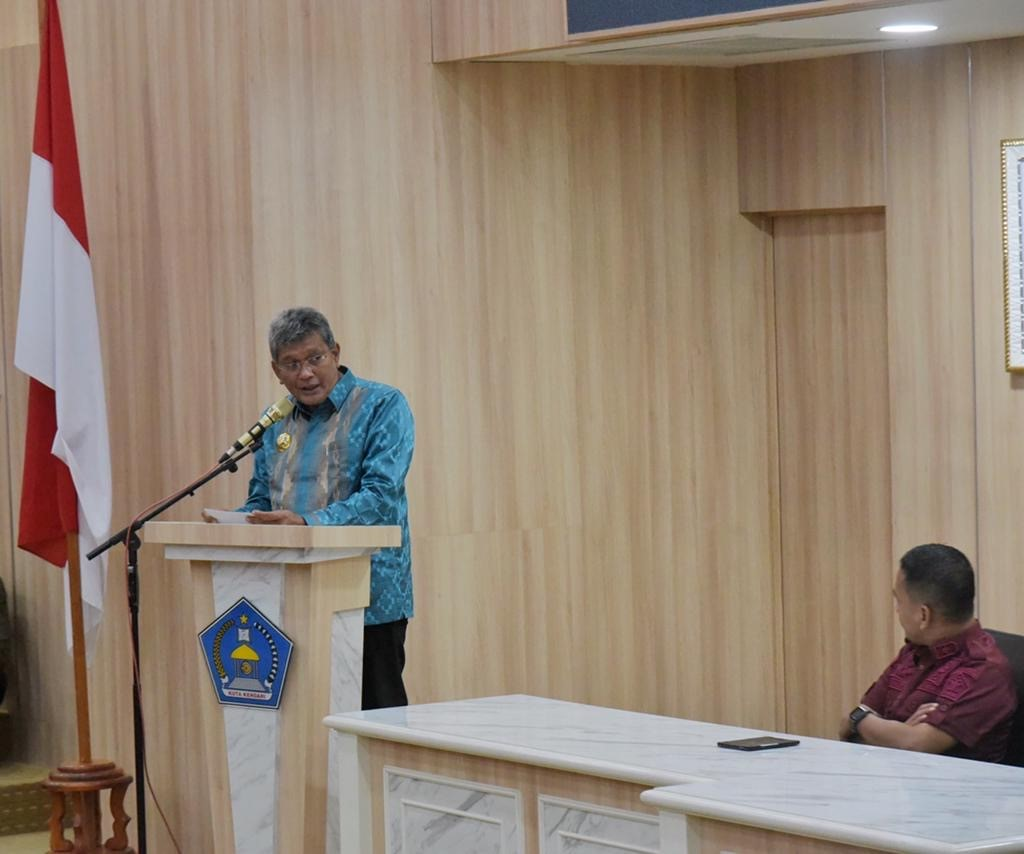 Penjabat (Pj) Wali Kota Kendari Muhammad Yusup (di podium) dalam sebuah kegiatan pemerintahan di Pemkot Kendari. (AGUS SETIAWAN / KENDARI POS)