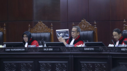 Hakim Konstitusi Saldi Isra (tengah) bertanya kepada 4 menteri dalam sidang lanjutan sengketa hasil Pilpres 2024 di Gedung MK, Jakarta. (DERY RIDWANSAH/ JAWAPOS.COM)