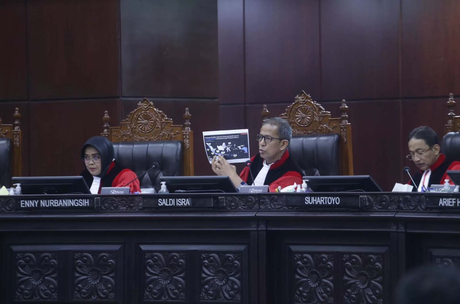 Hakim Konstitusi Saldi Isra (tengah) bertanya kepada 4 menteri dalam sidang lanjutan sengketa hasil Pilpres 2024 di Gedung MK, Jakarta. (DERY RIDWANSAH/ JAWAPOS.COM)