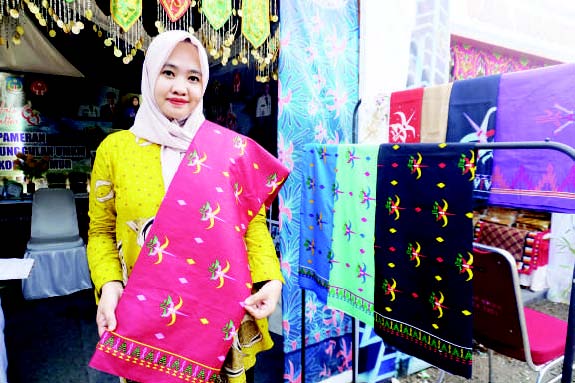 Peringatan HUT ke-60 Provinsi Sulawesi Tenggara dimeriahkan dengan pameran UMKM yang menampilkan berbagai motif tenun di 17 Kabupaten/Kota di Sulawesi Tenggara.