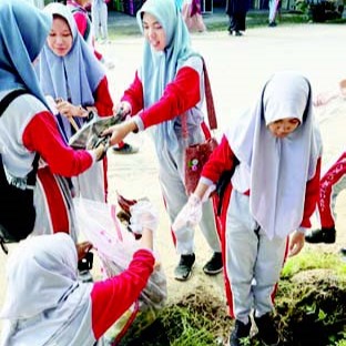 Siswa SMAN 5 Kendari saat menggelar aksi bersih lingkungan. (Dok. SMAN 5 Kendari)