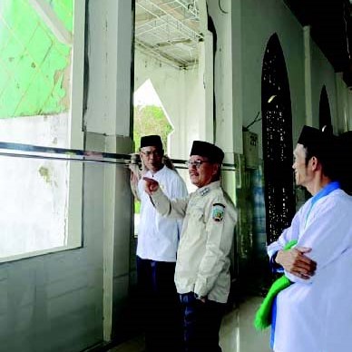 Bupati Konsel Surunuddin Dangga (tengah) didampingi pengurus masjid saat meninjau beberapa sudut bangunan Masjid Raya Al-Imran Konsel, baru-baru ini. (I NGURAH PANDI SANTOSA / KENDARI POS)