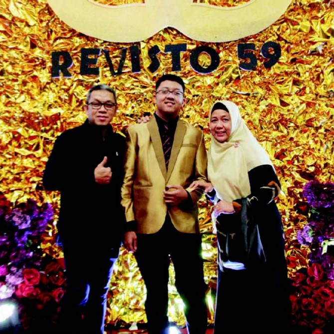 Direktur Kendari Pos Irwan Zainuddin bersama istri dan putra pada Promnight Reviso 59 SMAN 1 Kendari.