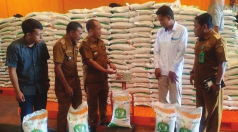 HARGA PANGAN : Kepala Dinas Ketahanan Pangan Kota Kendari, Abdul Rauf meninjau ketersediaan beras di Gudang Bulog Sultra kemarin. (AGUS SETIAWAN/KENDARI POS)