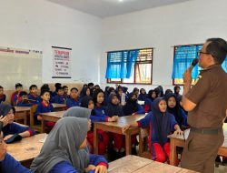 Program Jaksa Masuk Sekolah: Penkum Kejati Sultra Berbagi Ilmu Tentang UU ITE dan Narkotika di SMPN 19 Kendari