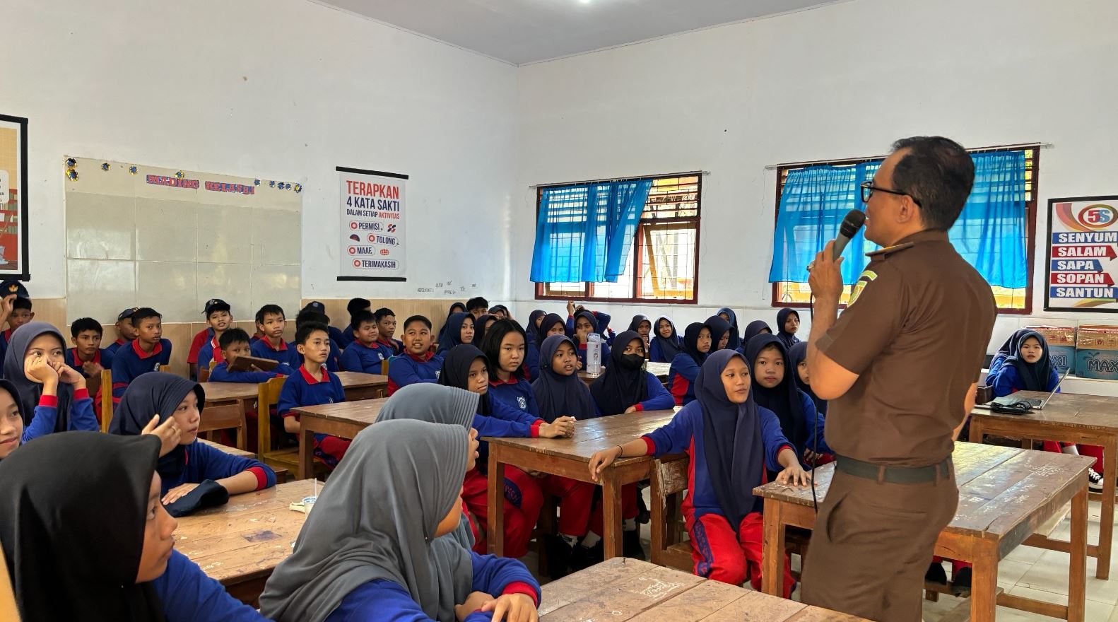 Kasi Penkum Kejati Sultra, Dody didampingi Kepala SMPN 19 Kendari saat berbagi ilmu dengan siswa.