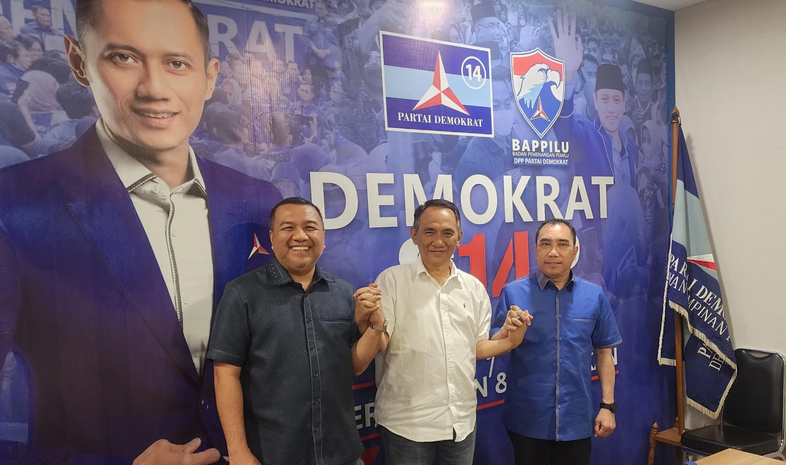 Bakal Calon Wali Kota Kendari, Aksan Jaya Putra atau AJP (kiri) bersama Andi Sulolipu (kanan) saat berada di DPP Partai Demokrat. AJP sudah mendapat surat tugas dari DPP Partai Demokrat untuk maju Pilwali Kendari. (Foto: IST)