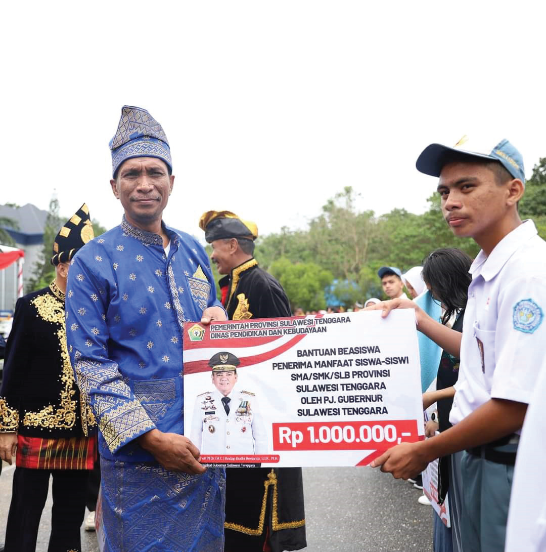 Kadis Dikbud Sultra, Yusmin menyerahkan secara simbolis bantuan beasiswa pendidikan kepada siswa usai upacara Hardiknas, kemarin.